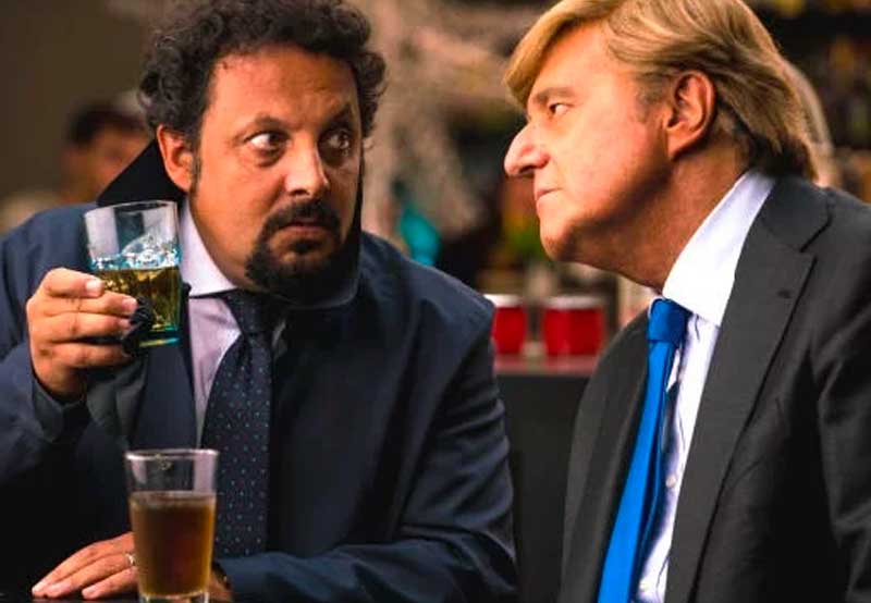 Poveri ma ricchissimi: De Sica e Brignano “conciati per le feste” in una clip esclusiva del film